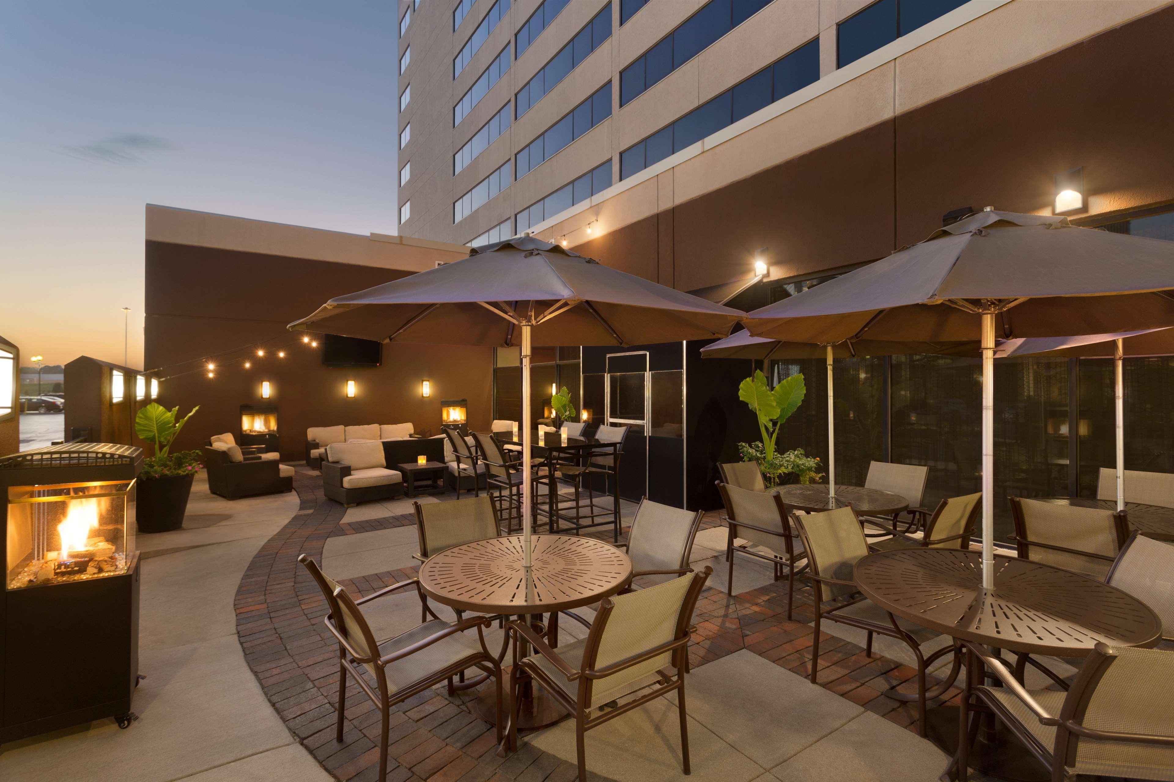 Hilton Suites Chicago/Oakbrook Terrace Exteriör bild