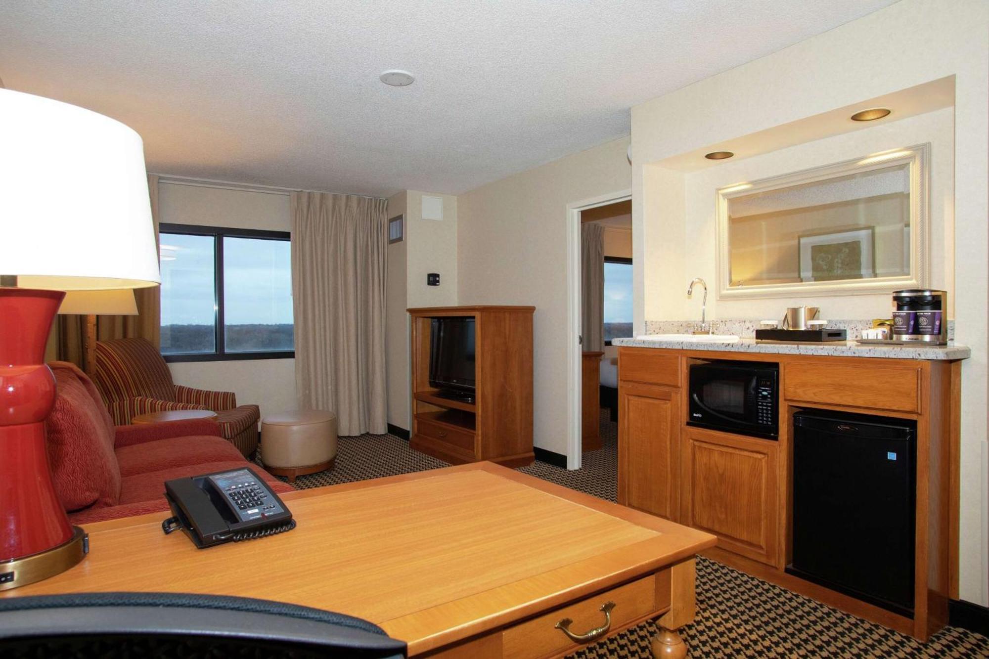 Hilton Suites Chicago/Oakbrook Terrace Exteriör bild